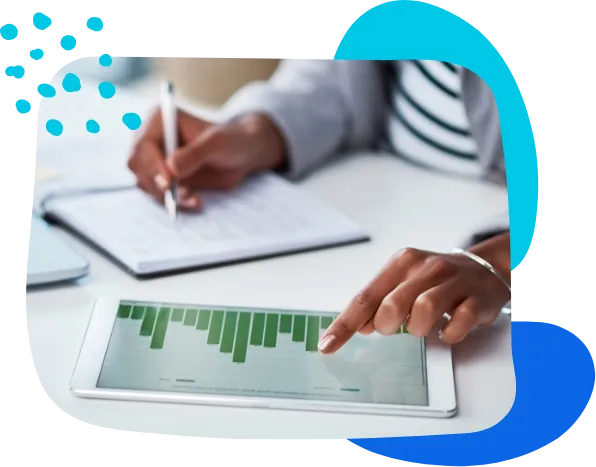 Factorbooks raporlarını tablet üzerinde inceleyen kullanıcı